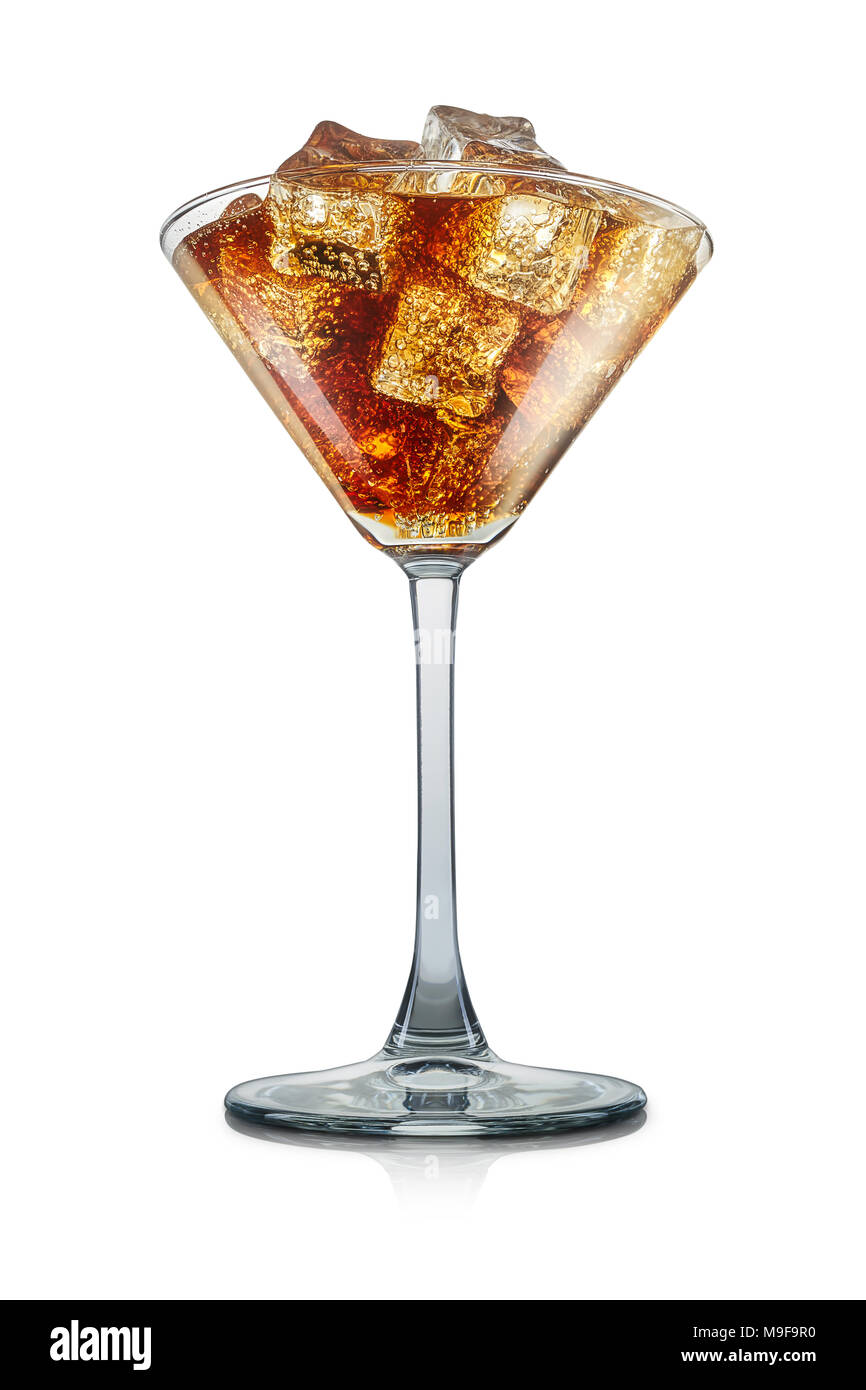 Cuba Libre Cocktail auf weißem Hintergrund Stockfoto