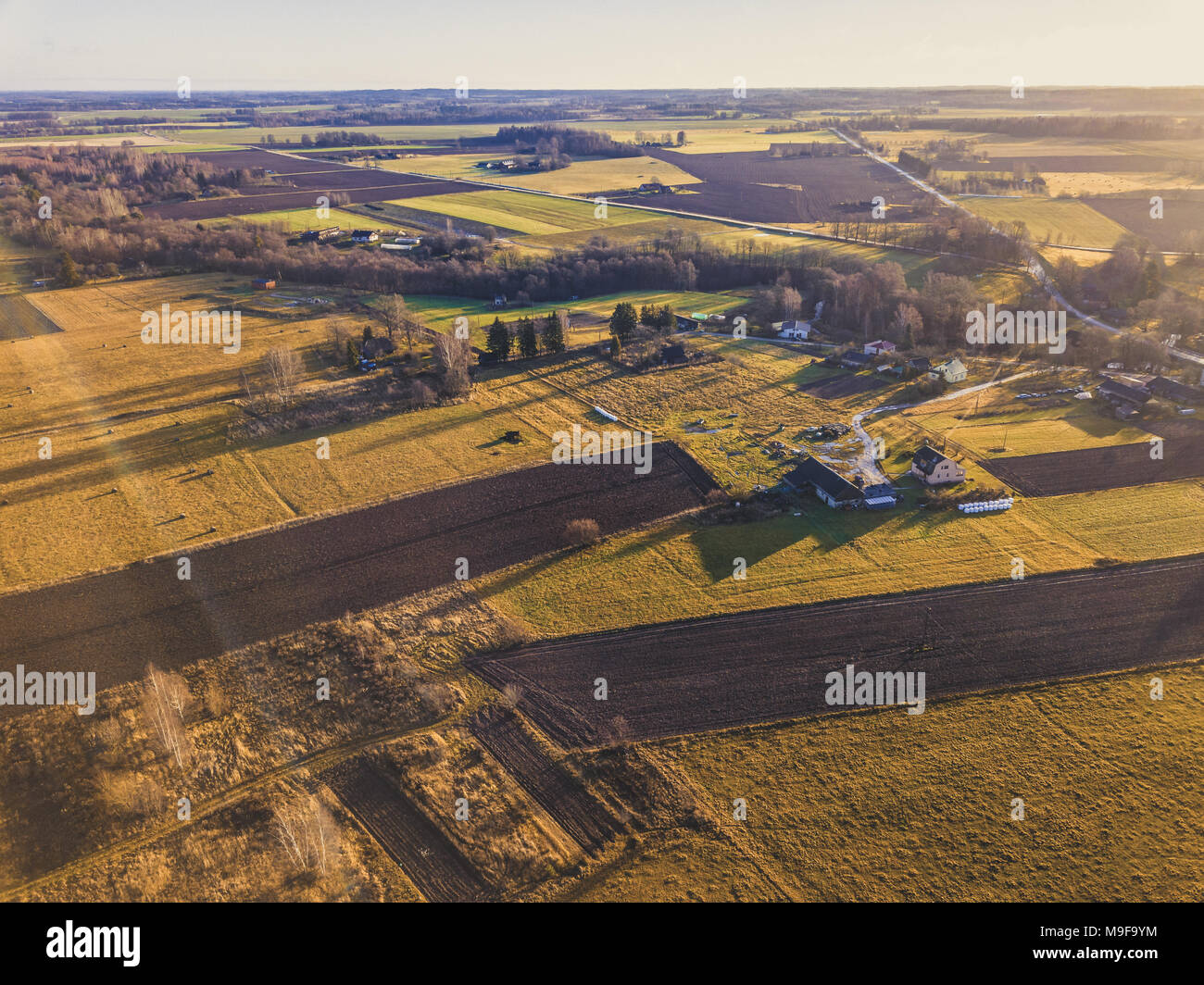 Antenne Drone Foto eines Wiesen im schönen Herbst Farben umgeben - Vintage look bearbeiten Stockfoto