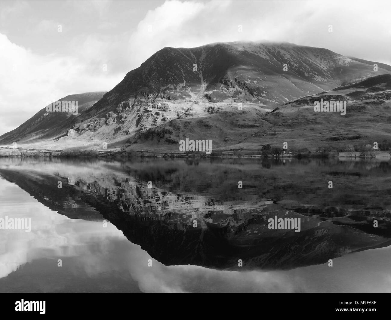 Grasmoor reflektiert in Crummock Water, Nationalpark Lake District, Cumbria, Vereinigtes Königreich Stockfoto