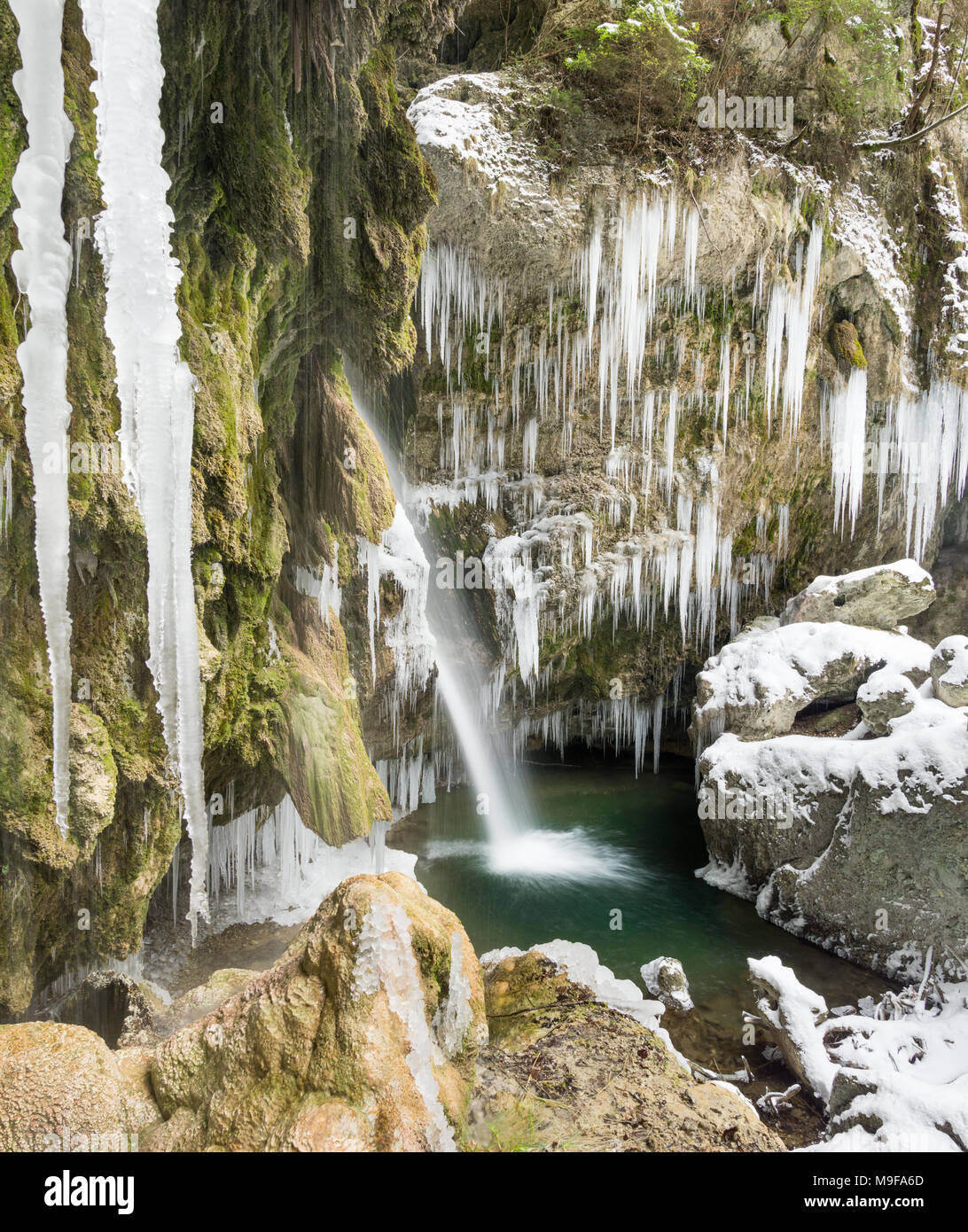 Erstaunlich Eiszapfen und Wasserfall Schlucht auf kalten Wintertag. Hinanger Wasserfall, Bayern, Deutschland Stockfoto