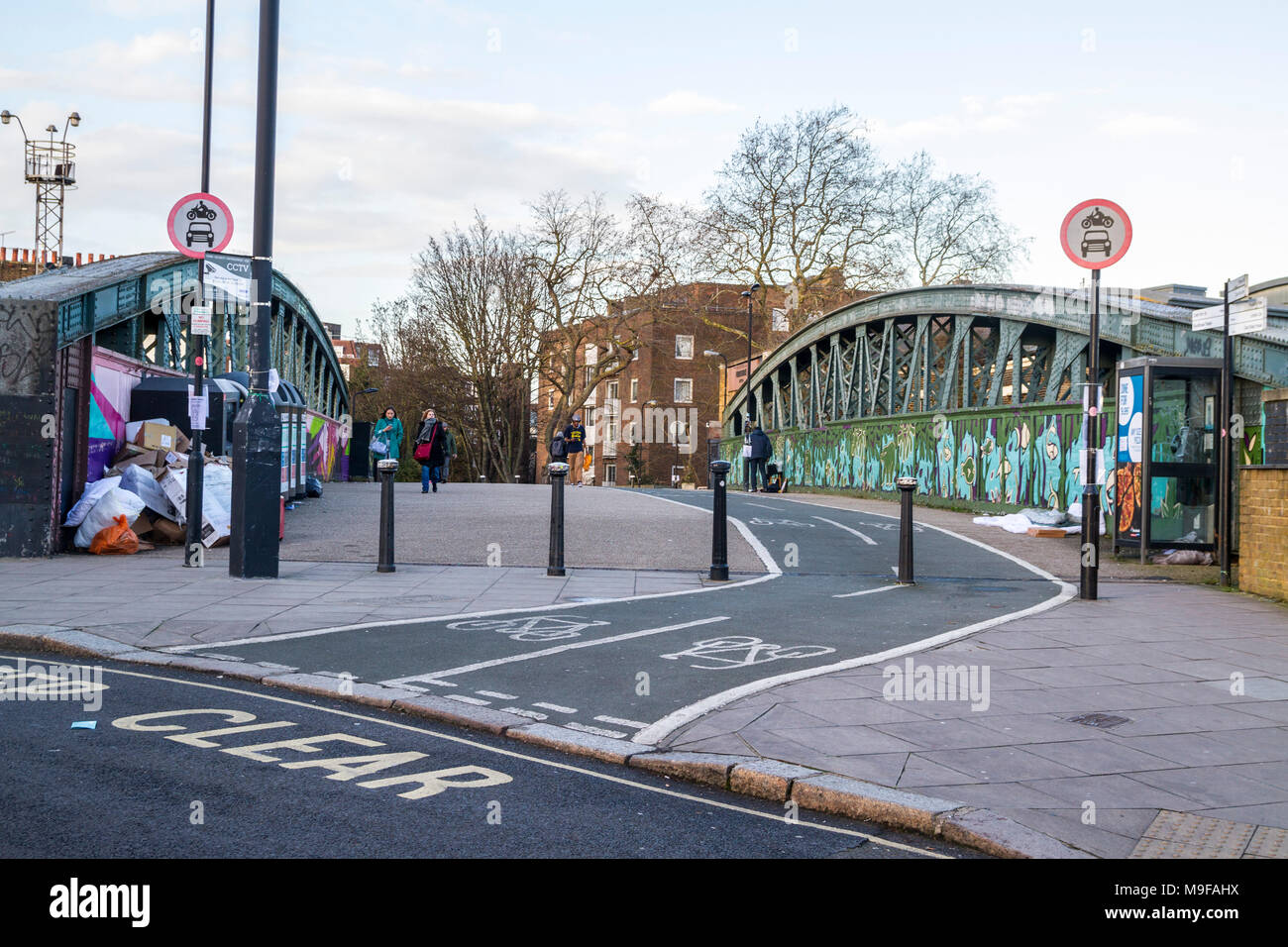 Alte breite Eisenbahnbrücke Graffiti, Primrose Hill London britische Konzept Bahn Konzept, alte vintage Brücke 70s 60s 50s, street art design, pedrestrian Stockfoto