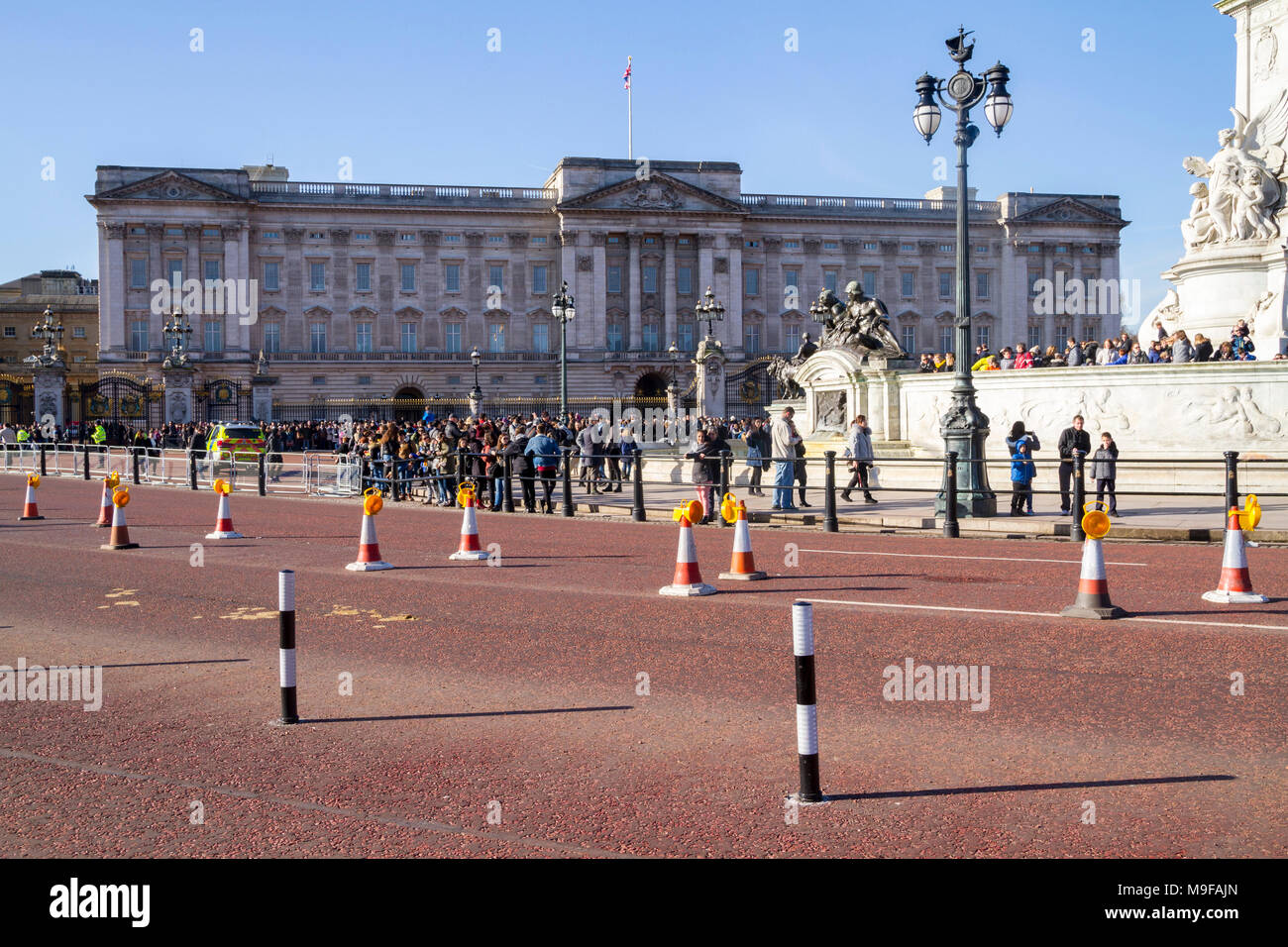 Volle Landschaft Blick auf die Buckingham Palace Road geschlossen, Royal Guard, London Uk, typisch britisch, British Konzept Blick von der Mall Stockfoto