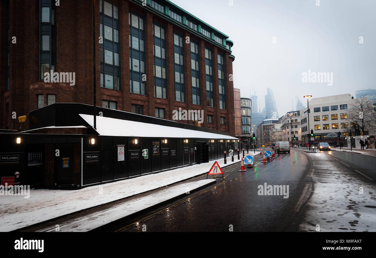 Queen Victoria Street an einem verschneiten Wintermorgen, England, UK. Stockfoto