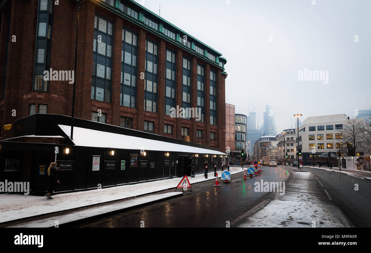 Queen Victoria Street an einem verschneiten Wintermorgen, England, UK. Stockfoto