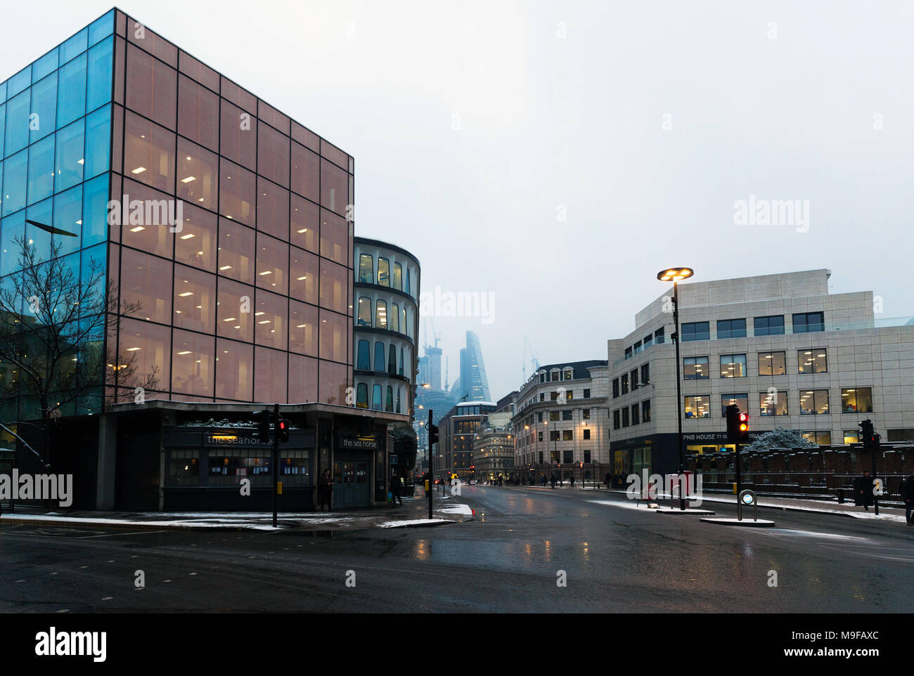 Queen Victoria Street an einem verschneiten Wintermorgen, London, England, UK. Stockfoto