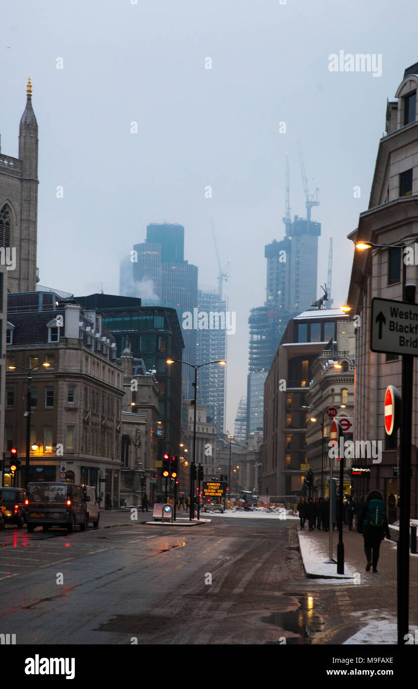 Queen Victoria Street an einem verschneiten Wintermorgen, London, England, UK. Stockfoto
