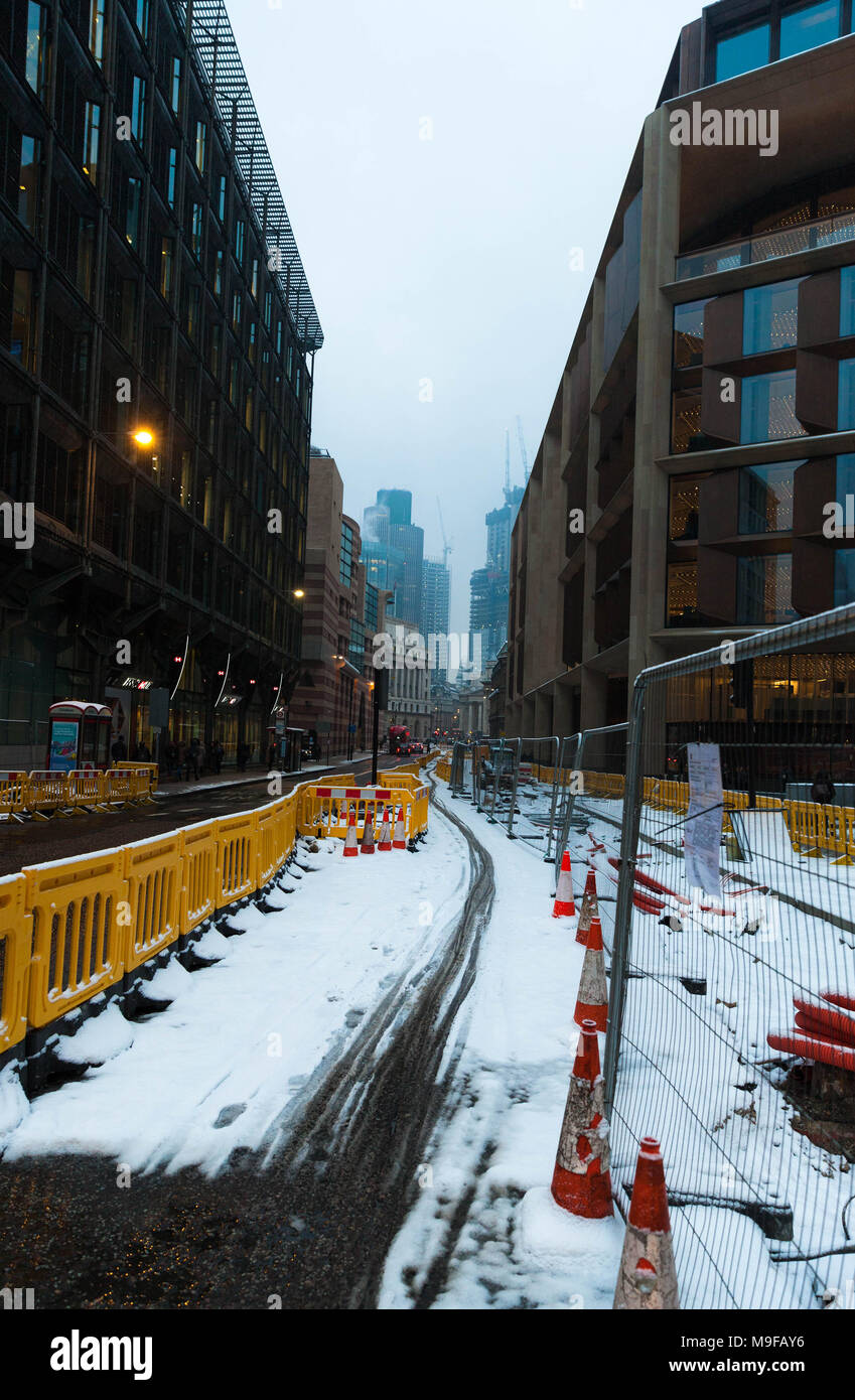 Straßenarbeiten in der Queen Victoria Street im Winter, London, England, UK. Stockfoto