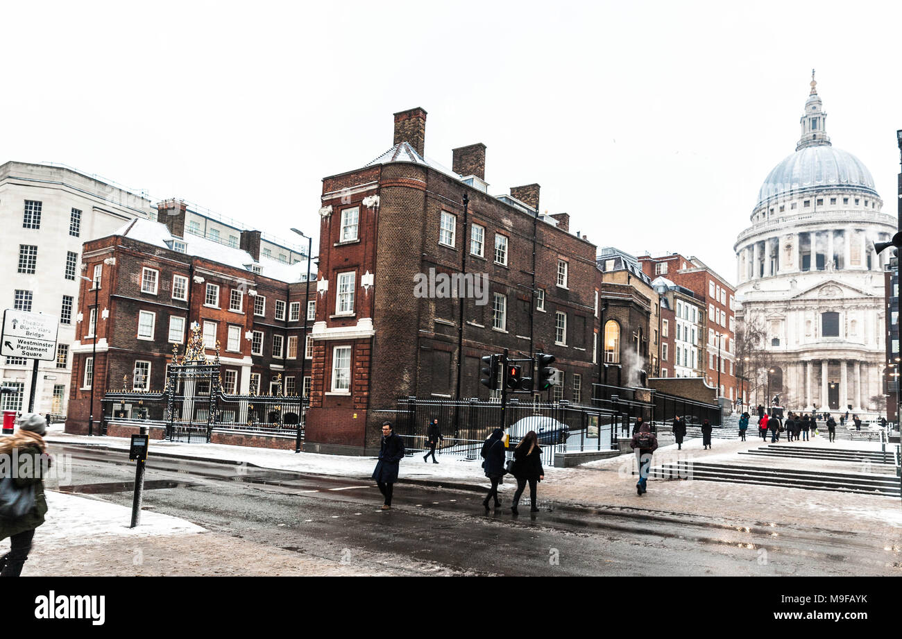 Das College of Arms und die St. Paul's Cathedral von der Queen Victoria Street aus gesehen am winterlichen Tag, London, EC2, England, Großbritannien. Stockfoto