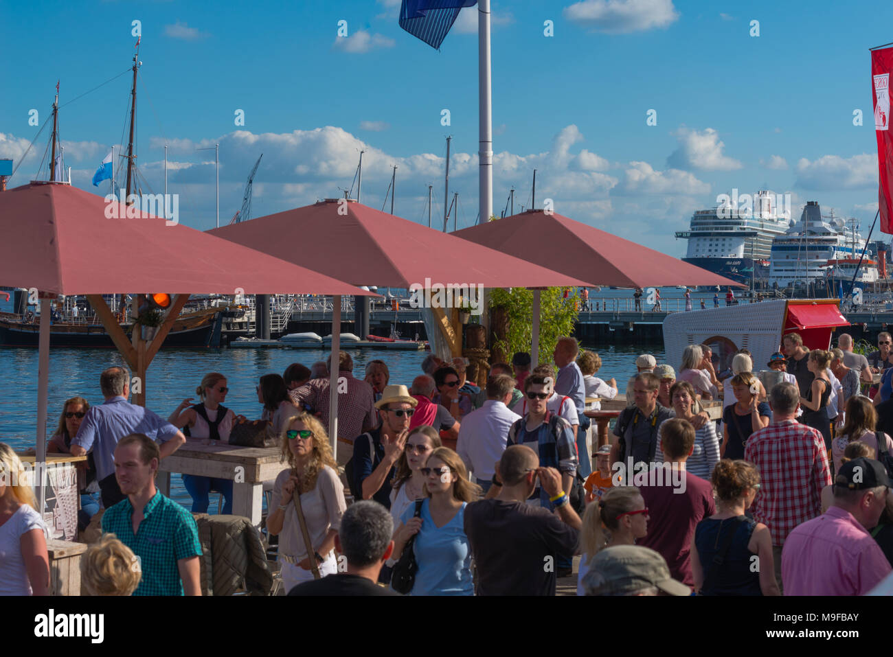 Massen von Menschen an der Kieler Förde während der "Kieler Woche" oder "Kieler Woche", die weltweit größte Segelveranstaltung, Kiel, Schleswig-Holstein, Deutschland Stockfoto