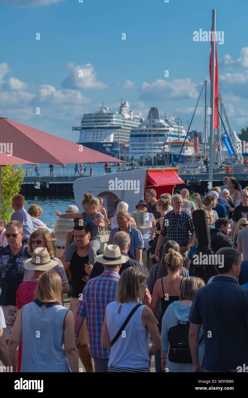Massen von Menschen an der Kieler Förde während der "Kieler Woche" oder "Kieler Woche", die weltweit größte Segelveranstaltung, Kiel, Schleswig-Holstein, Deutschland Stockfoto