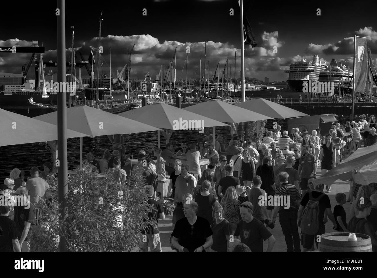 Massen von Menschen an der Kieler Förde während der "Kieler Woche" oder "Kieler Woche", die weltweit größte Segelveranstaltung, Kiel, Schleswig-Holstein, Deutschland Stockfoto