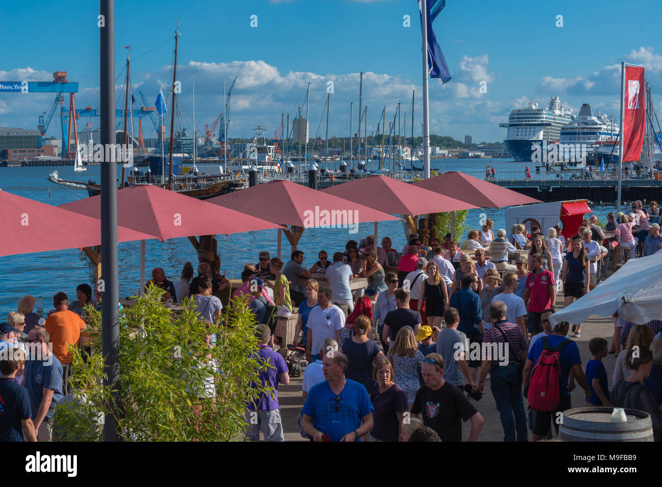 Massen von Menschen an der Kieler Förde während der "Kieler Woche" oder "Kieler Woche", die weltweit größte Segelveranstaltung, Kiel, Schleswig-Holstein, Deutschland Stockfoto