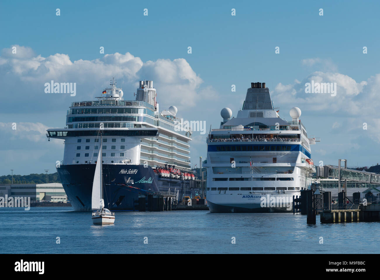 Cruicer Schiffe im Hafen von Kiel während der "Kieler Woche" oder "Kieler Woche", die weltweit größte Segelveranstaltung, Kiel, Schleswig-Holstein, Deutschland Stockfoto