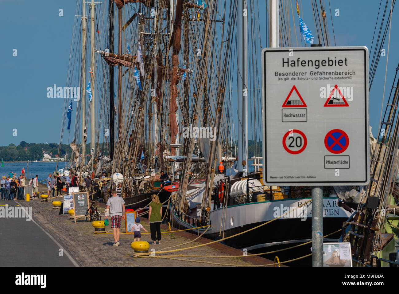 Traditionelle Segelboote am Pier von Kiel-Holtenau während der 'Kieler Woche' oder 'Kieler Woche', Kiel, Schleswig-Holstein, Deutschland, Europa Stockfoto