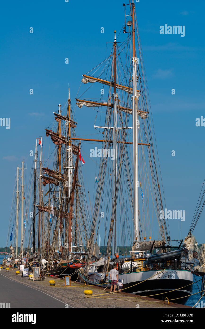 Traditionelle Segelboote am Pier von Kiel-Holtenau während der 'Kieler Woche' oder 'Kieler Woche', Kiel, Schleswig-Holstein, Deutschland, Europa Stockfoto