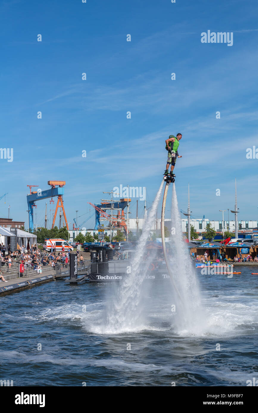 In flyboarder Wasserstrahl-Rücksto ß, Jetski im Firma OVERHAGE, Kieler Woche (Gem. Kiel) am 20.06.2017 Stockfoto
