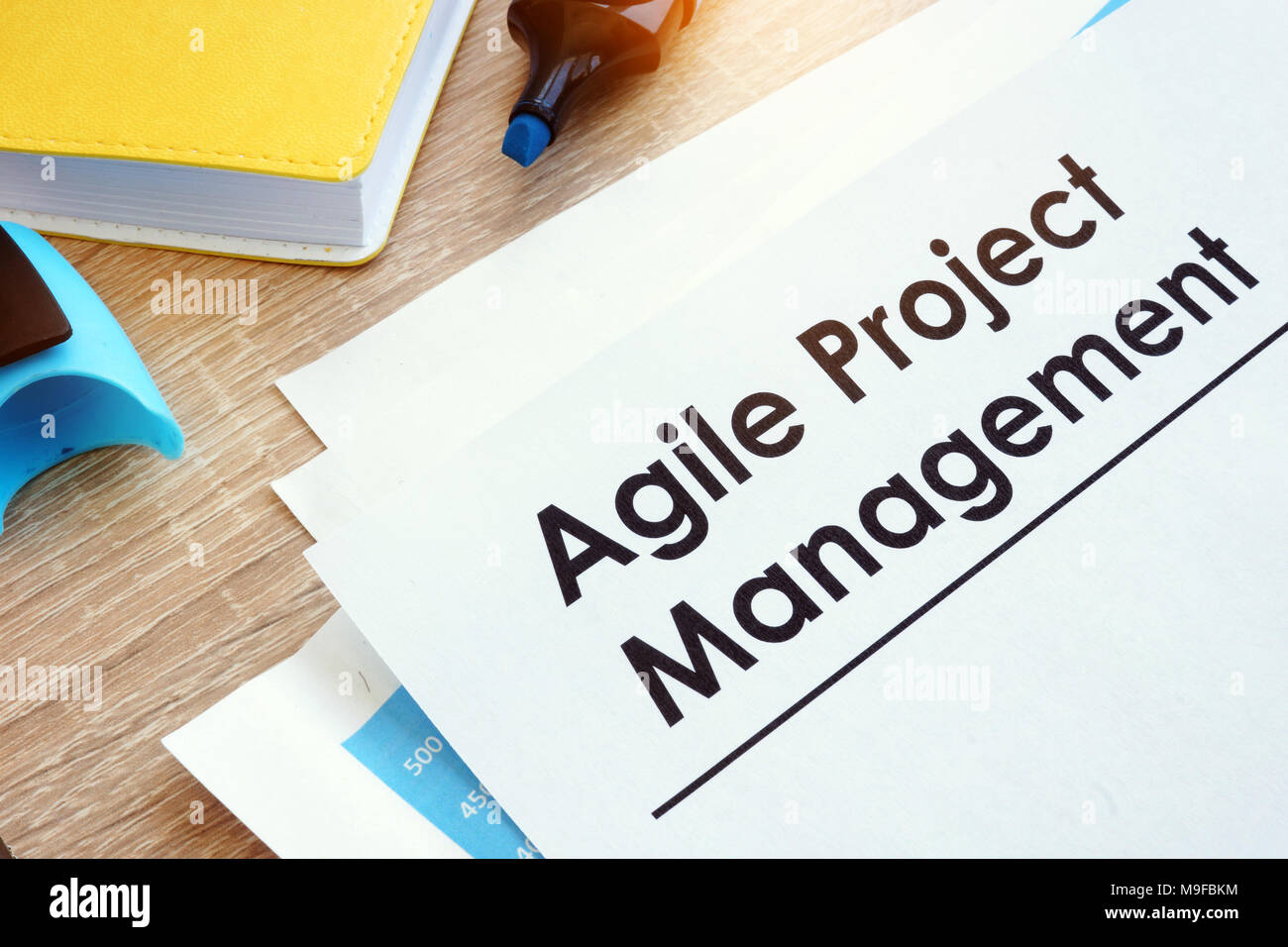 Dokument Agiles Projektmanagement auf einen Tisch. Stockfoto