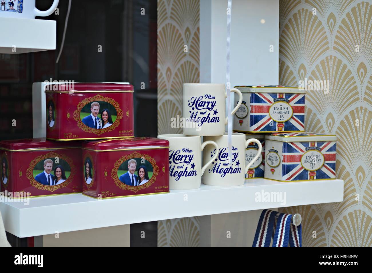 Prinz Harry und Meghan Markle Souvenirs in ein Windsor Schaufenster UK. Stockfoto