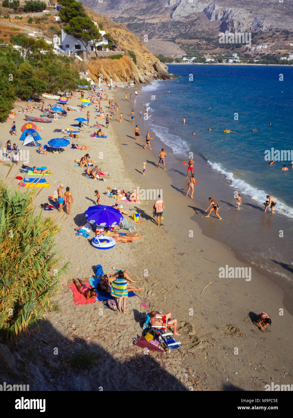 Amorgos, Greece-August 2,2017. Eine höhere Blick auf den schönen Strand von Psili Ammos, mit kristallklarem mit Touristen ihren Urlaub genießen gefüllt Stockfoto