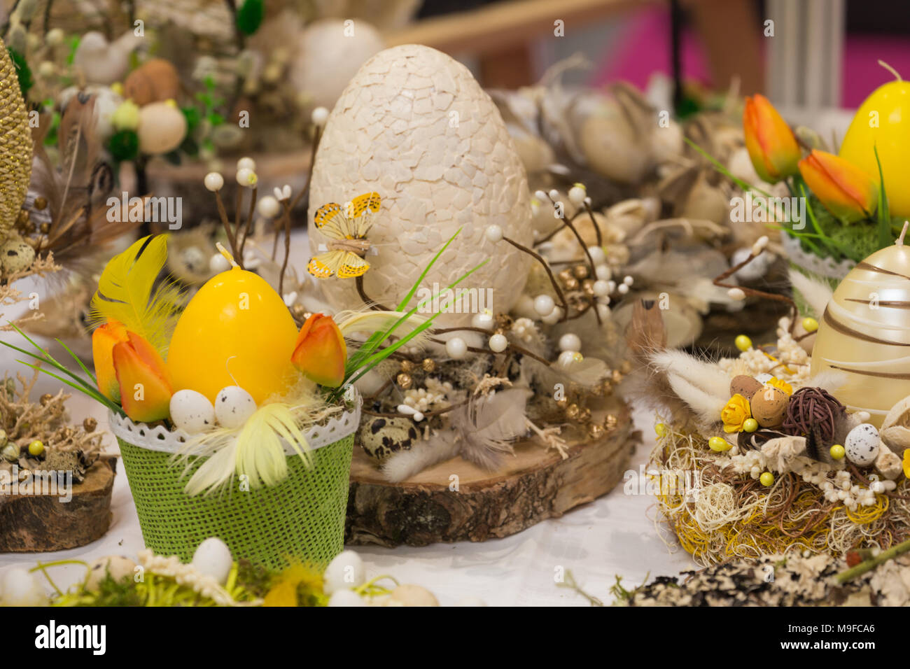 Osterschmuck auf dem Tisch Stockfoto