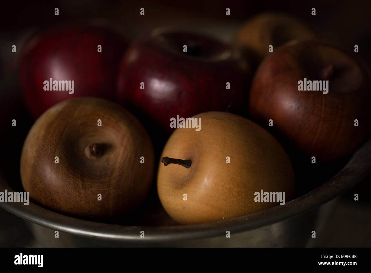 Eine Schüssel von geschnitzten Äpfel in verschiedenen Farben. Stockfoto