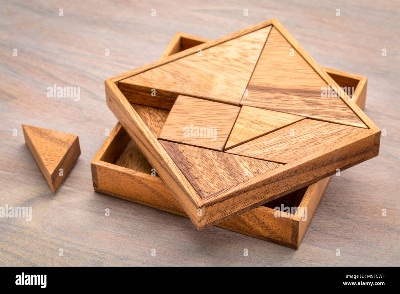 Tangram, machte ein traditionelles chinesisches Puzzle-Spiel von  verschiedenen Holzteilen, abstrakte Figuren daraus zu bauen Stockfotografie  - Alamy