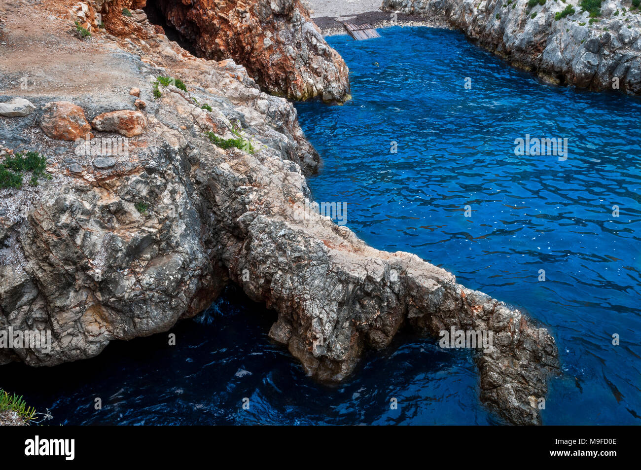 Blue Lagoon Bay in Zakynthos Porto Limnionas Strand. Blue sea auf dem Weg durch die Felsen Stockfoto