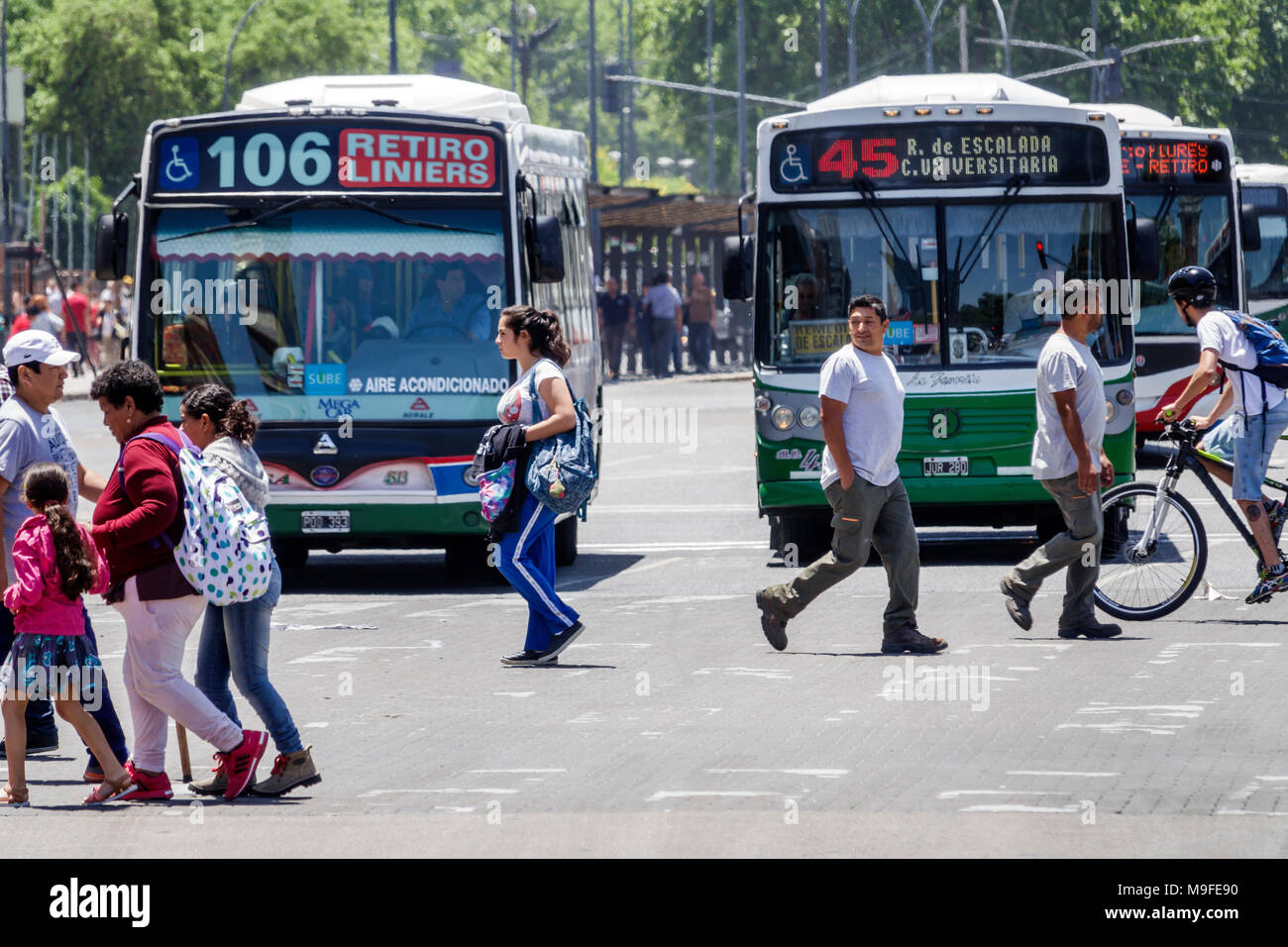 Buenos Aires Argentinien, Retiro, Bus, öffentliche Verkehrsmittel, Straßenkreuzung, Fußgänger, Erwachsene Erwachsene Männer Männer, Frau Frauen weibliche Dame, Besucher reisen t Stockfoto