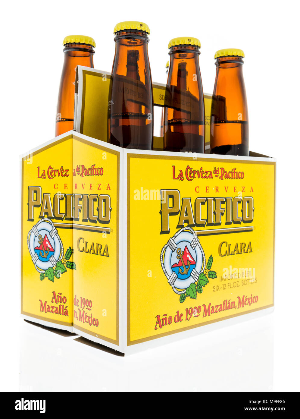 Winneconne, WI - 21. März 2018: ein Six Pack von Pacifico Bier aus Mexiko  auf einem isolierten Hintergrund Stockfotografie - Alamy