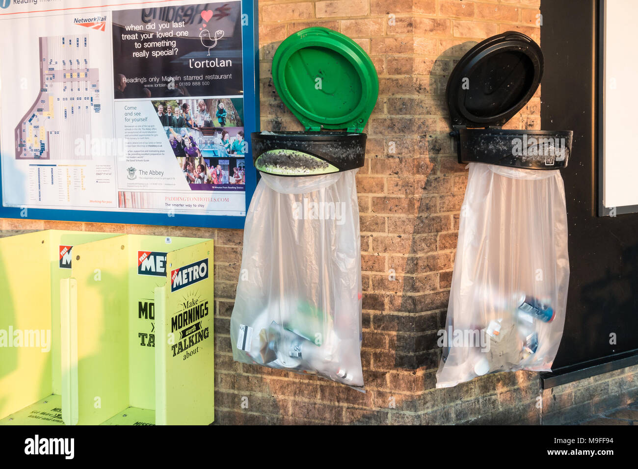 Mülleimer, bestehend aus Mülltüten, die Inhabern hängt an der Wand lesen Bahnhof, befestigt. Stockfoto