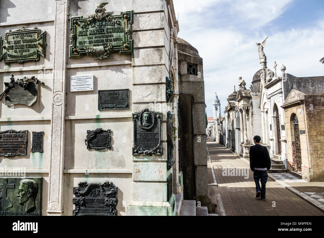 Buenos Aires Argentinien, Cementerio de la Recoleta Friedhof, historisch, Gräber Statuen, Mausoleen, Marmor, Gehweg, Männer männlich, hispanisch, ARG171128211 Stockfoto