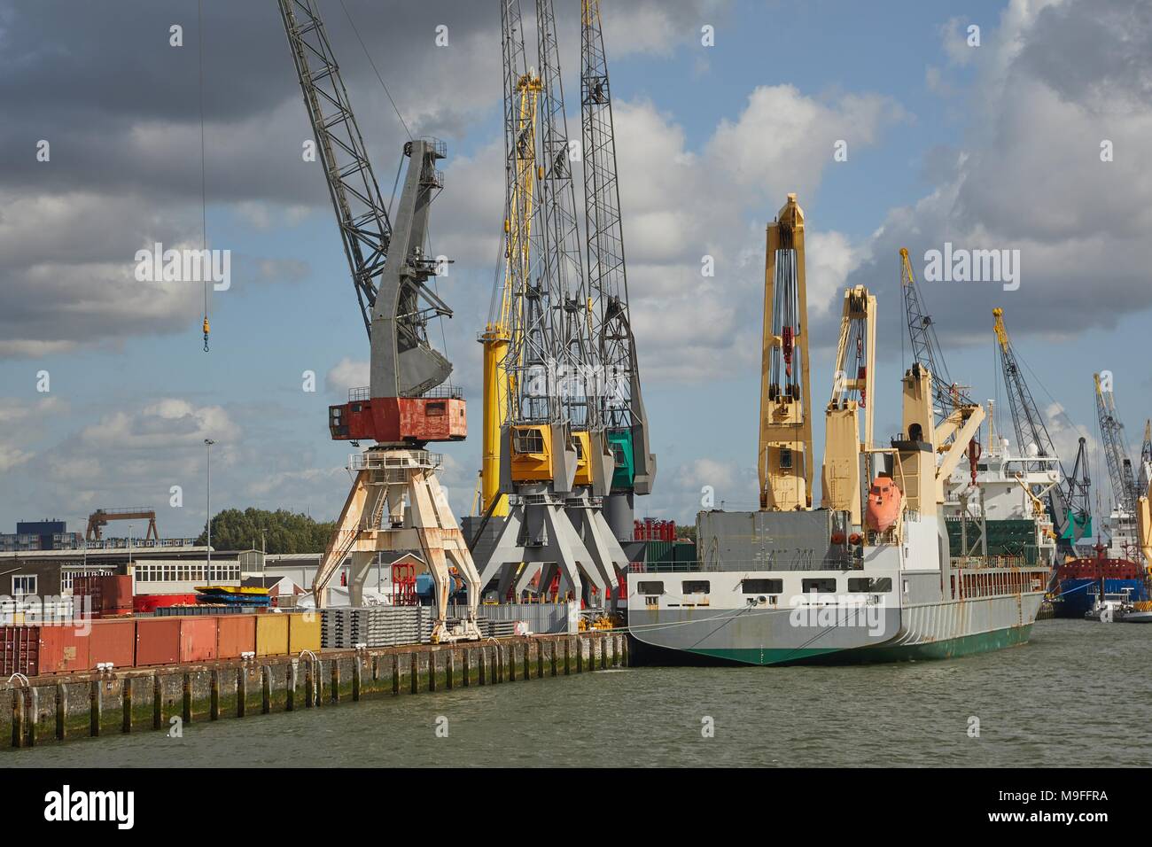 Industrielle Schiffe im Dock Stockfoto