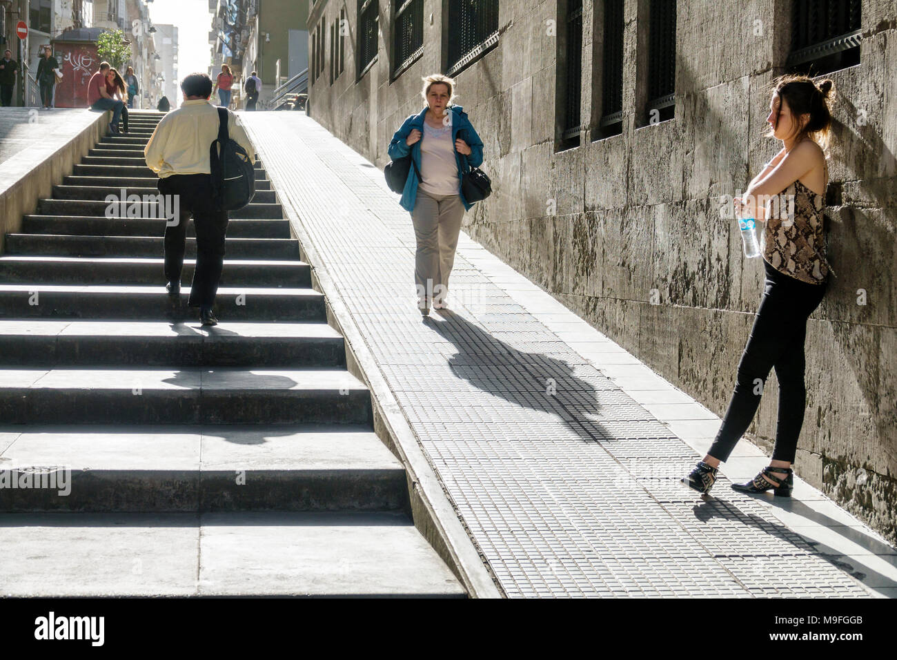 Buenos Aires Argentinien, Microcentro, Finanzzentrum, Fußgängerzone, Steigung, bergauf, Treppen, Erwachsene Erwachsene Erwachsene Männer Männer Männer, Frau Frauen weibliche Dame, Schatten, w Stockfoto