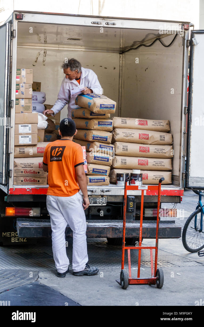 Buenos Aires Argentinien, Lieferwagen, Männer männlich, Arbeiter, Dolly, Mehlsäcke, Entladen, Handarbeit, Hispanic, ARG17118239 Stockfoto