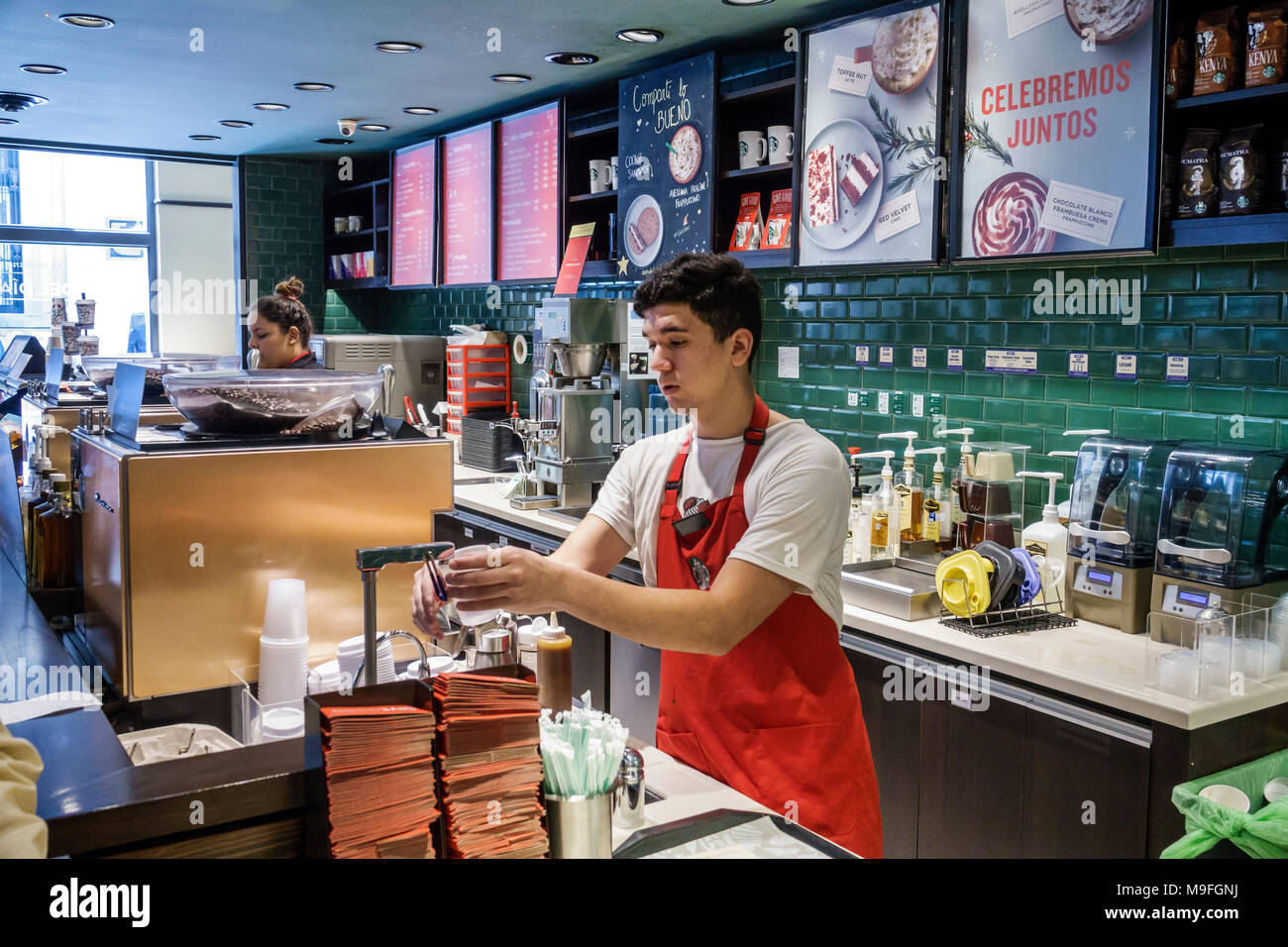 Buenos Aires Argentinien, Starbucks Coffee, Kaffeehaus, Mann Männer männlich, junger Erwachsener, Barista, Arbeit, Theke, Inneneinrichtung, hispanisch, ARG171128252 Stockfoto