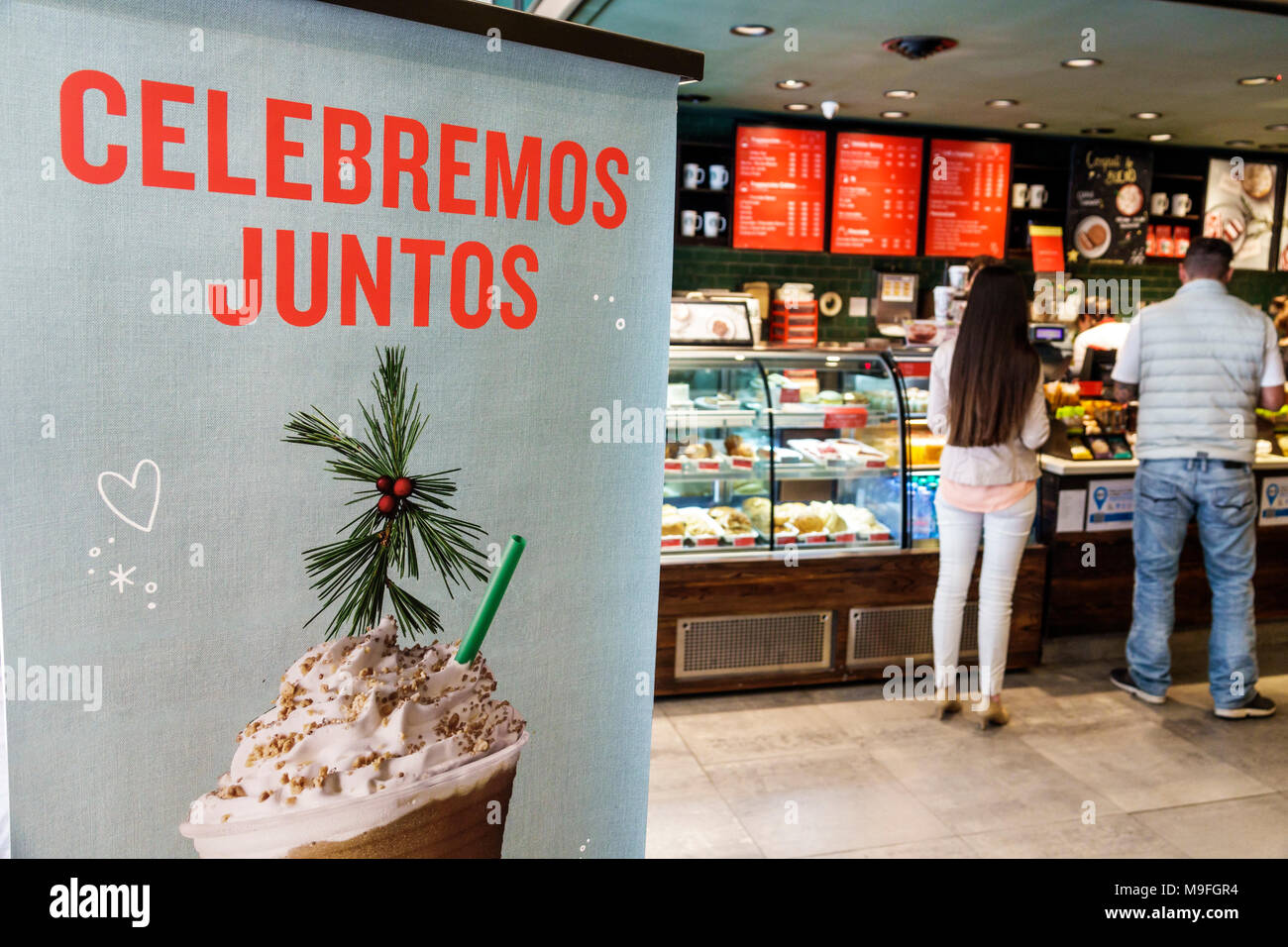 Buenos Aires Argentinien, Starbucks Coffee, Kaffeehaus, Kunde, Schild, Weihnachts-Werbeposter, spanische Sprache, Innenausstattung, Hispanic, ARG17118254 Stockfoto