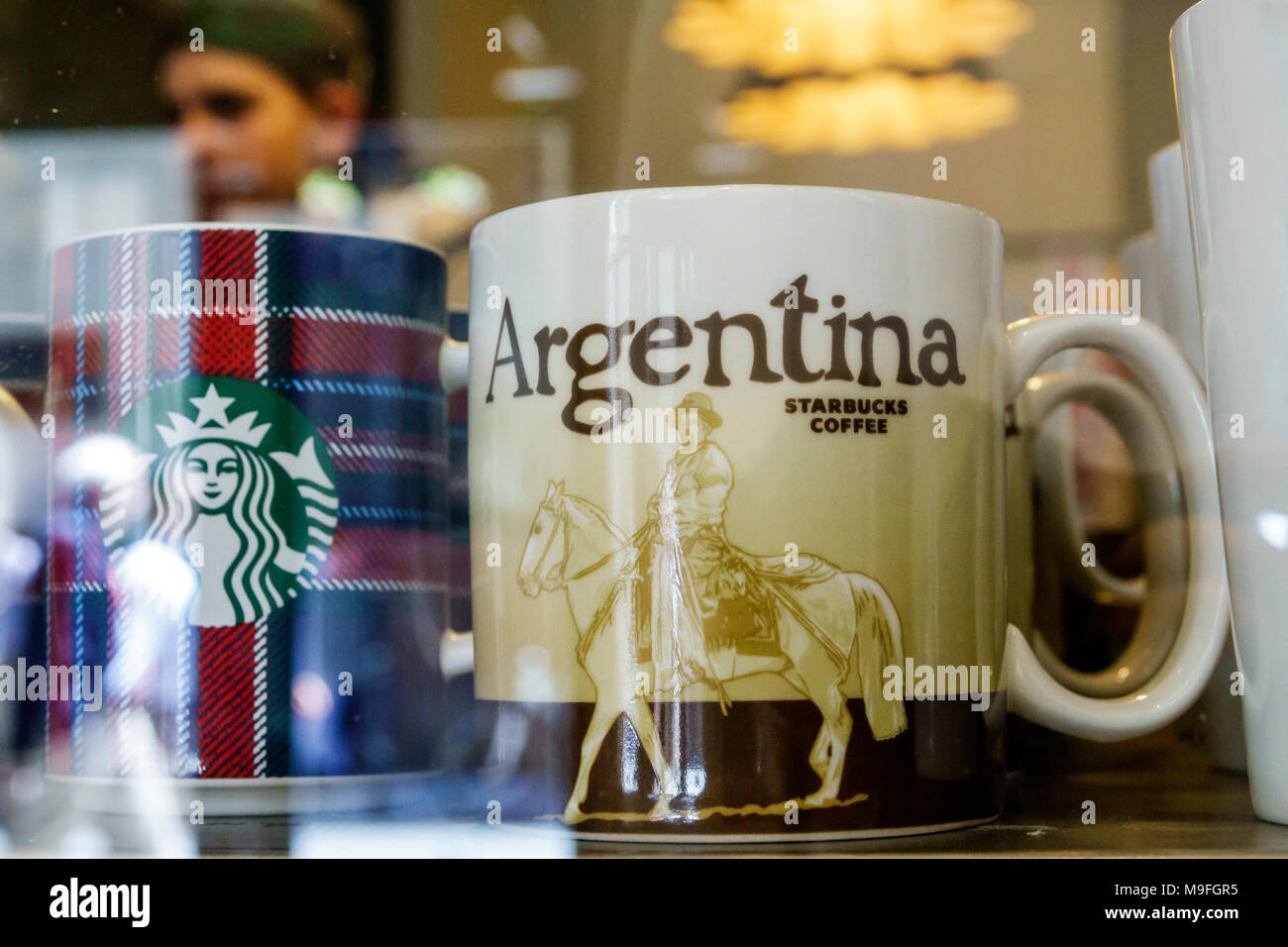 Buenos Aires Argentinien, Starbucks Coffee, Kaffeehaus, Gast, Innenausstattung, Display, Becher, Tasse, Markenprodukt, Hispanic, ARG17118255 Stockfoto