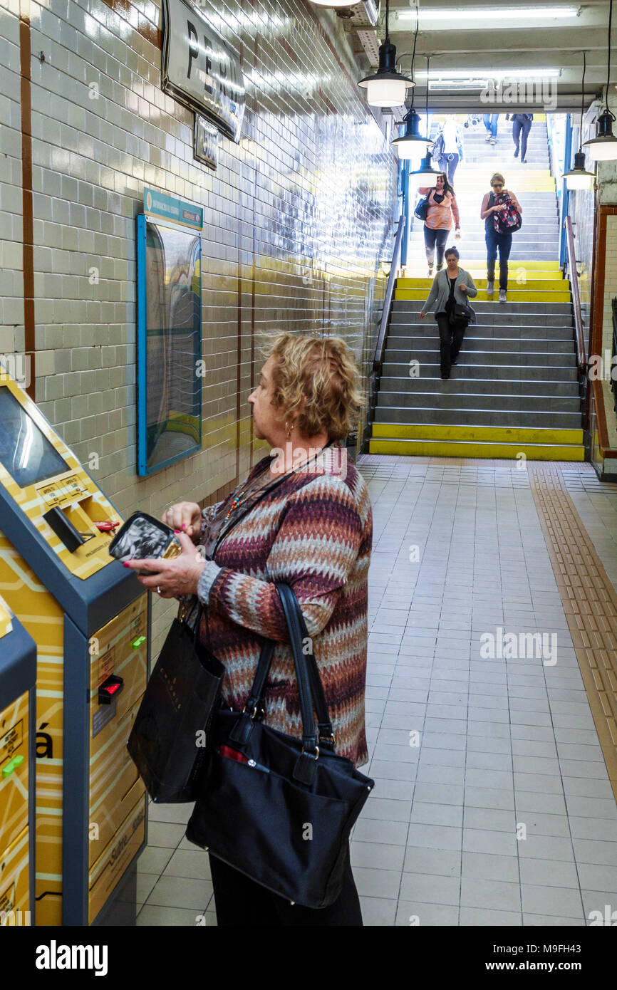 Buenos Aires Argentinien, U-Bahn-Station Subte Peru, innen, weibliche Frauen, Ticketautomaten, Hispanic, ARG171128305 Stockfoto