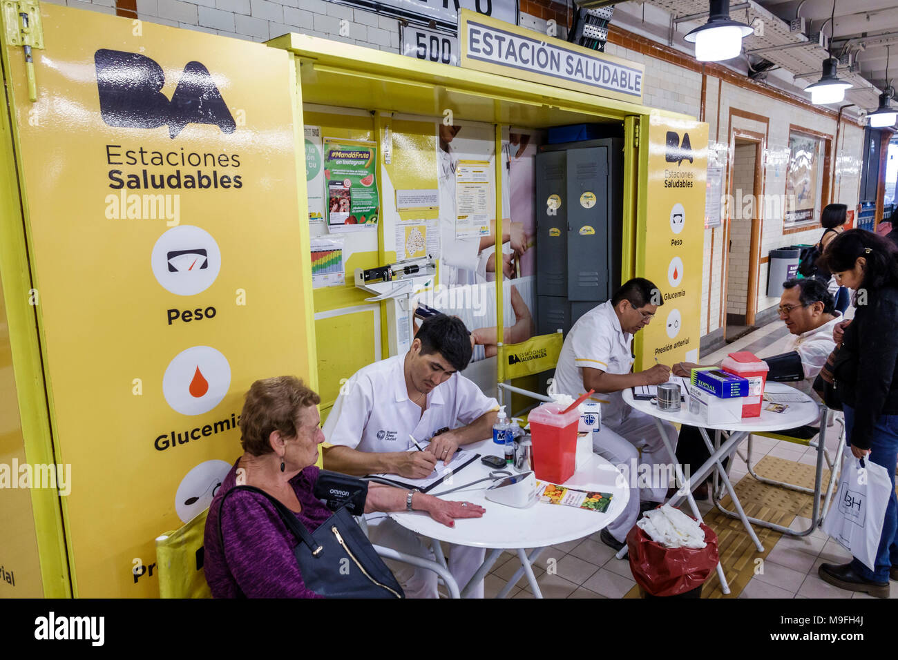 Buenos Aires Argentinien, Subte U-Bahn, öffentliche Verkehrsmittel, Peru-Station, innen, Gesundheitskioské, kostenlose Blutzuckermessung, Erwachsene Erwachsene w Stockfoto