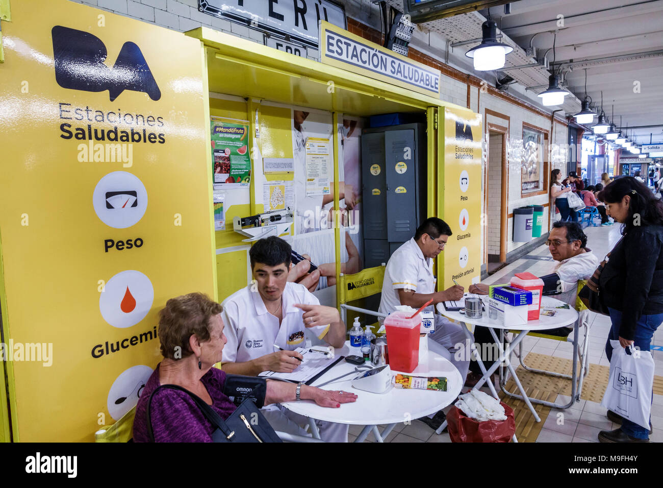 Buenos Aires Argentinien, Subte U-Bahn Station Peru, innen, Health Kiosk, kostenlose Blutzuckermessung, Frau weibliche Frauen, Mann Männer, medi Stockfoto