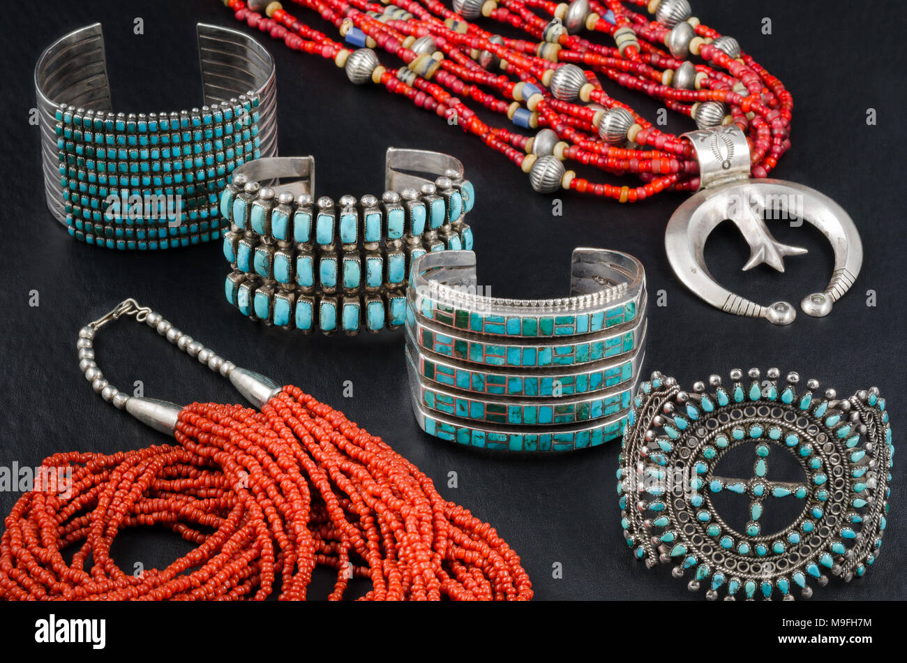 Sammlung von Native American, Türkis, Koralle und Silber Perlen Schmuck. Manschette Armbänder und Perlenketten. Stockfoto