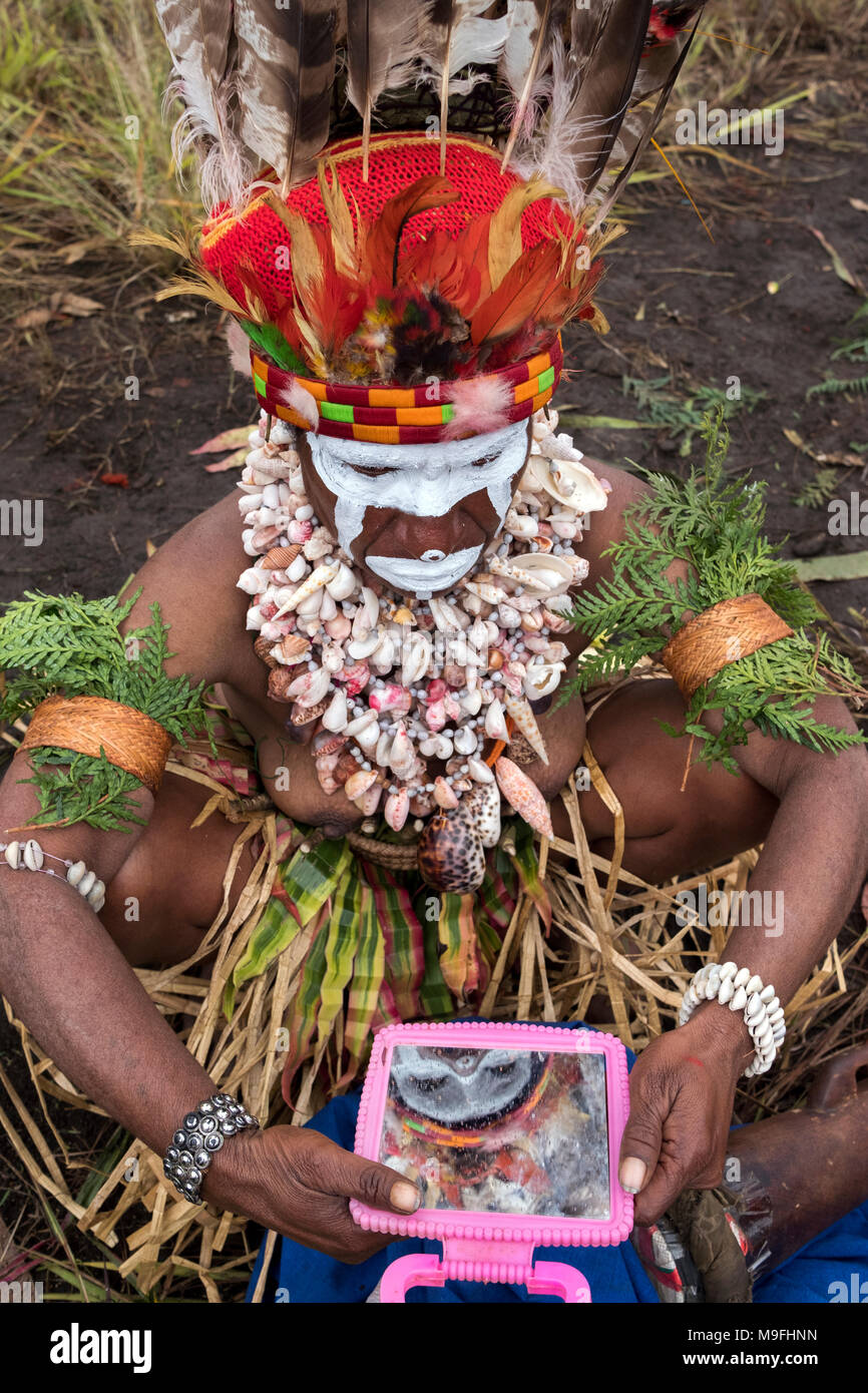 Ein tribal Frau überprüft Ihr Make-up, bevor Sie am Mount Hagen Show in der Western Highlands, Papua Neu Guinea. Stockfoto