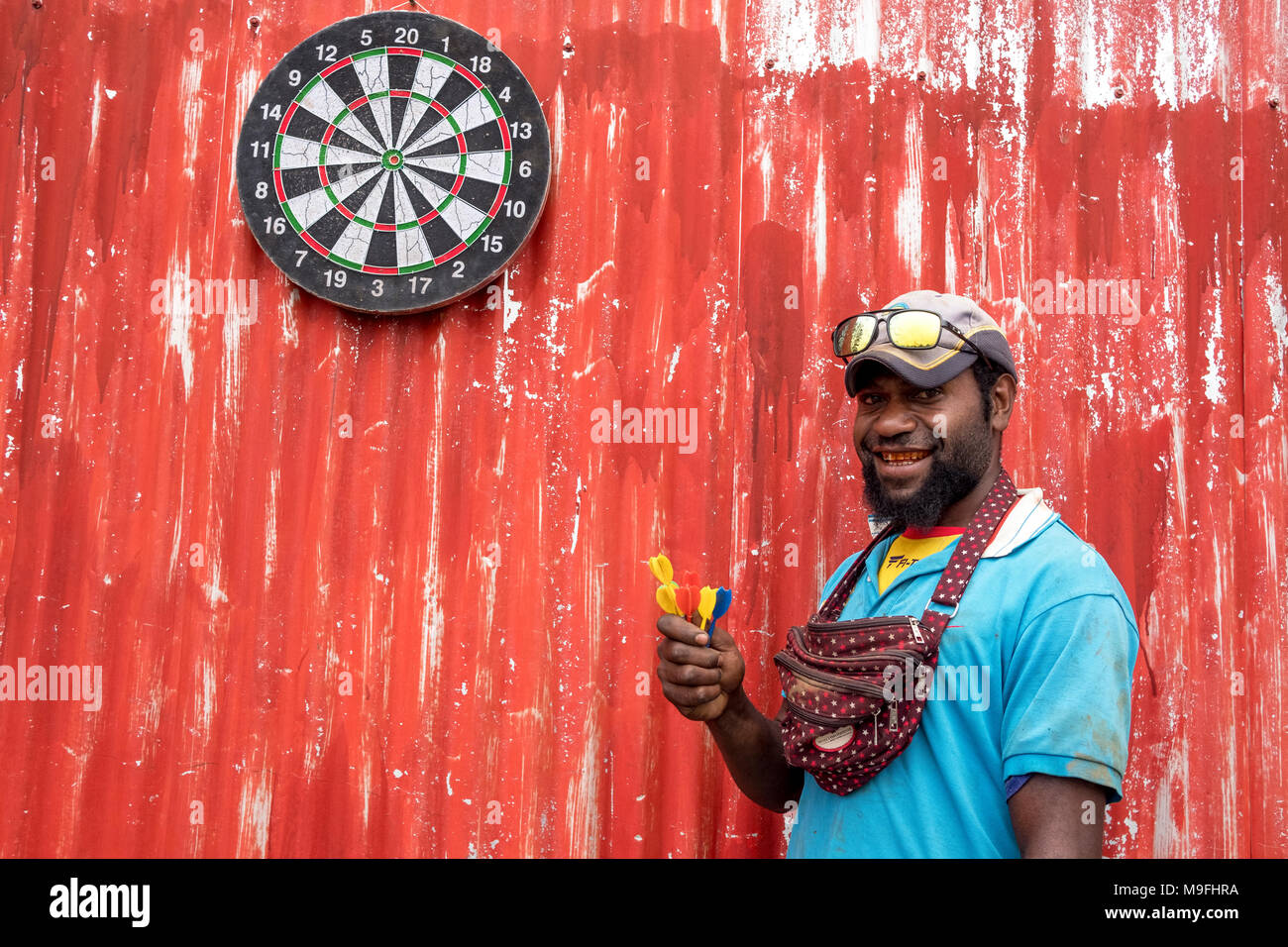 Einem Straßenhändler mit seinem Dart am Mount Hagen Show in der Western Highlands, Papua Neu Guinea. Stockfoto