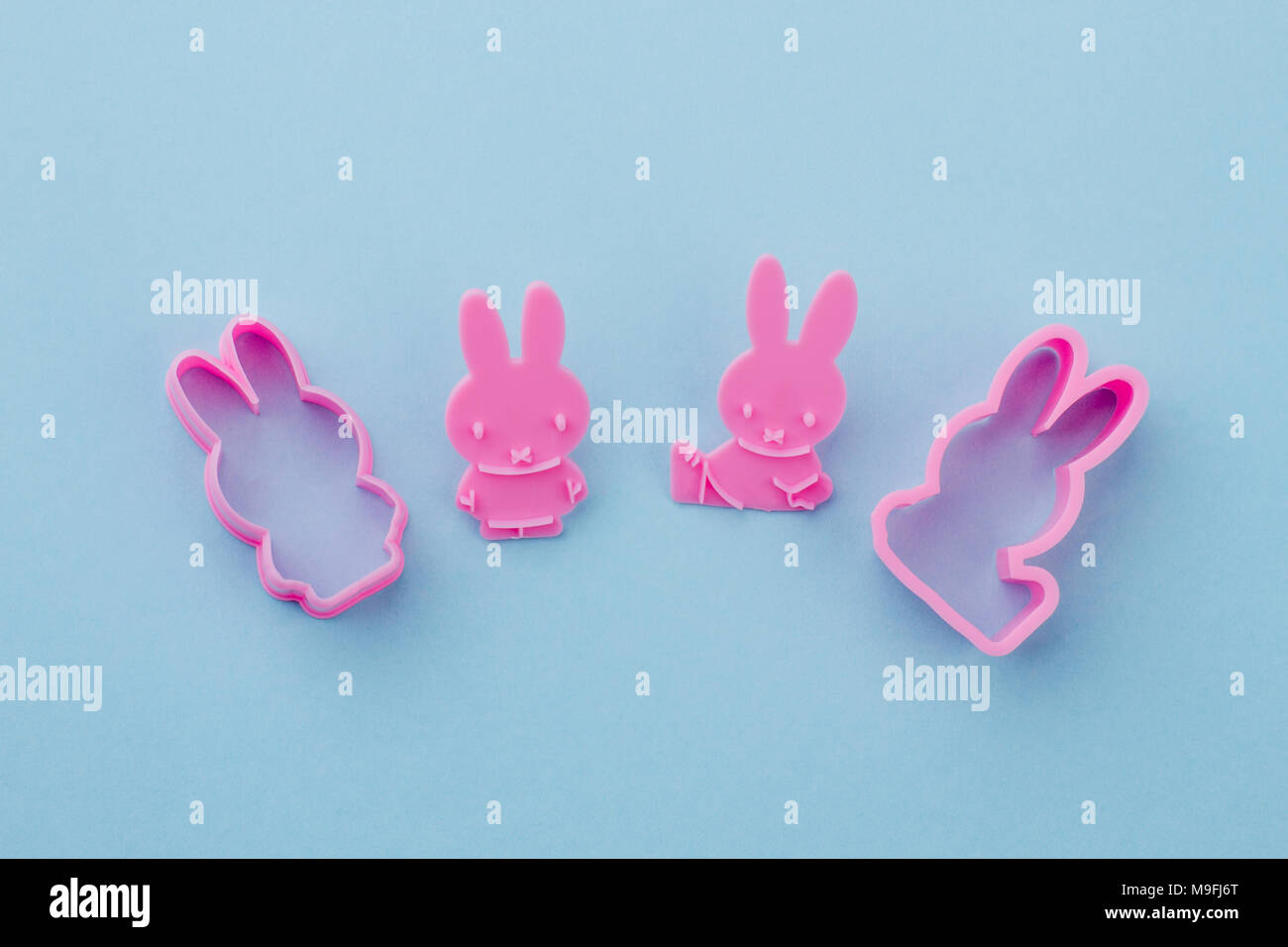 Rosa Kaninchen geformte Silikonformen. Silikon Kuchen formen auf hellblauem  Hintergrund. Backgeräte für Plätzchen backen Stockfotografie - Alamy