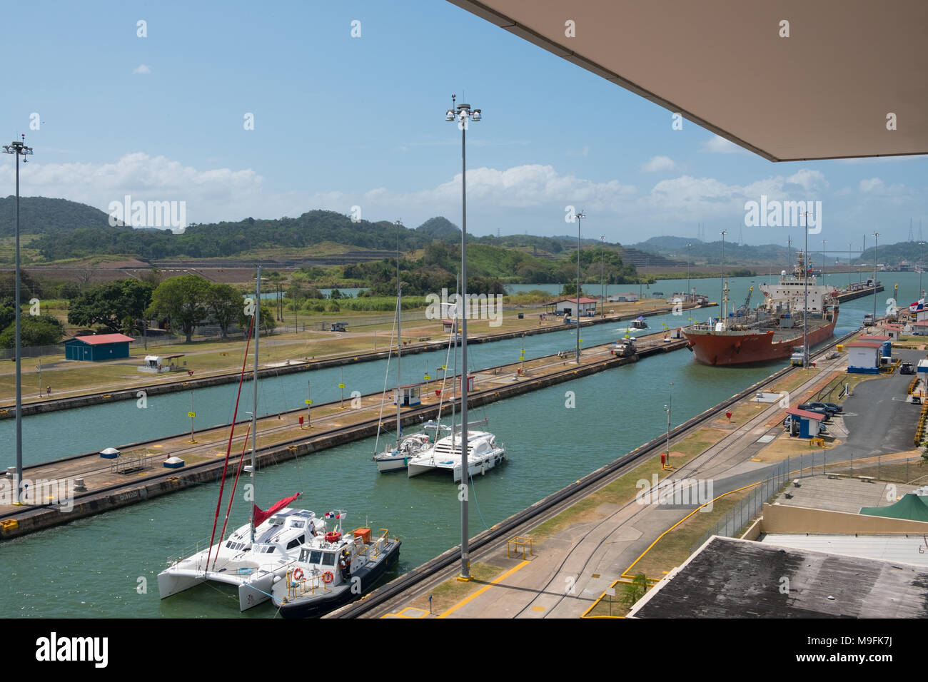 Panama City, Panama - März 2018: Segeln Boote den Panama Kanal überqueren, Miraflores Schleusen, Panama City Stockfoto