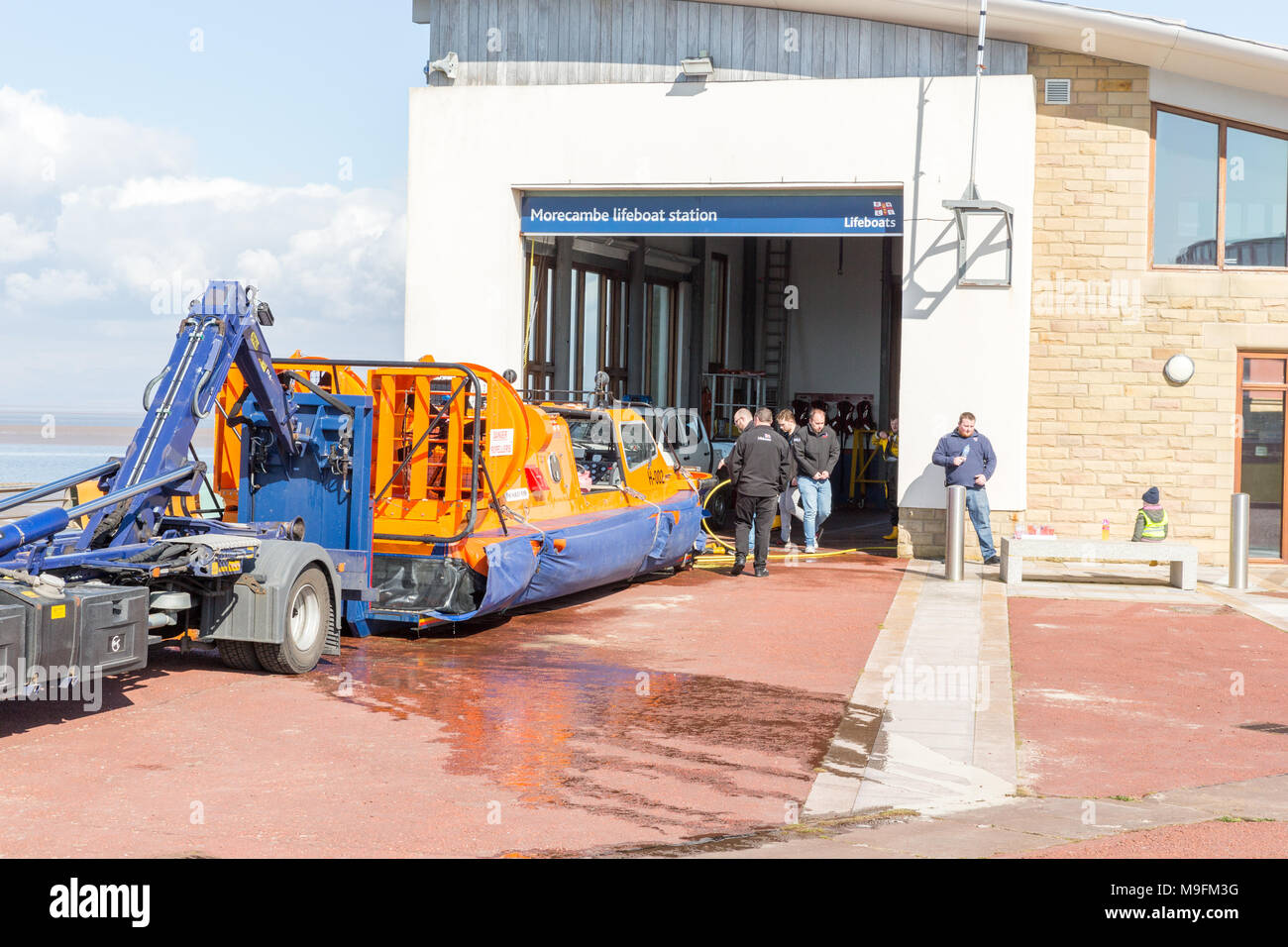 Der Morecambe Bay RNLI Hovercraft gewaschen werden Sie mit frischem Wasser nach, um eine Rettung aufgerufen wird Stockfoto