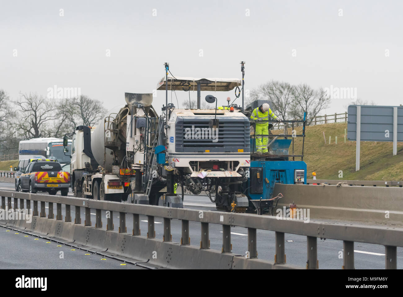 Extrudacurb Bau konkrete Sperre zentrale Reservierung Auf de Autobahn mittels Gleitschalungsfertiger Beton Stockfoto