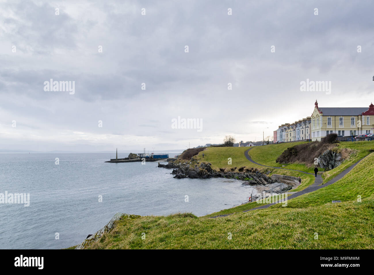 Dorf am Meer mit einem Coastal walkway Stockfoto