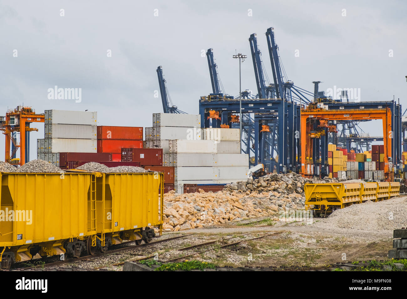 Container, Kräne und Waggons am Hafen - Liefer- Konzept - Stockfoto
