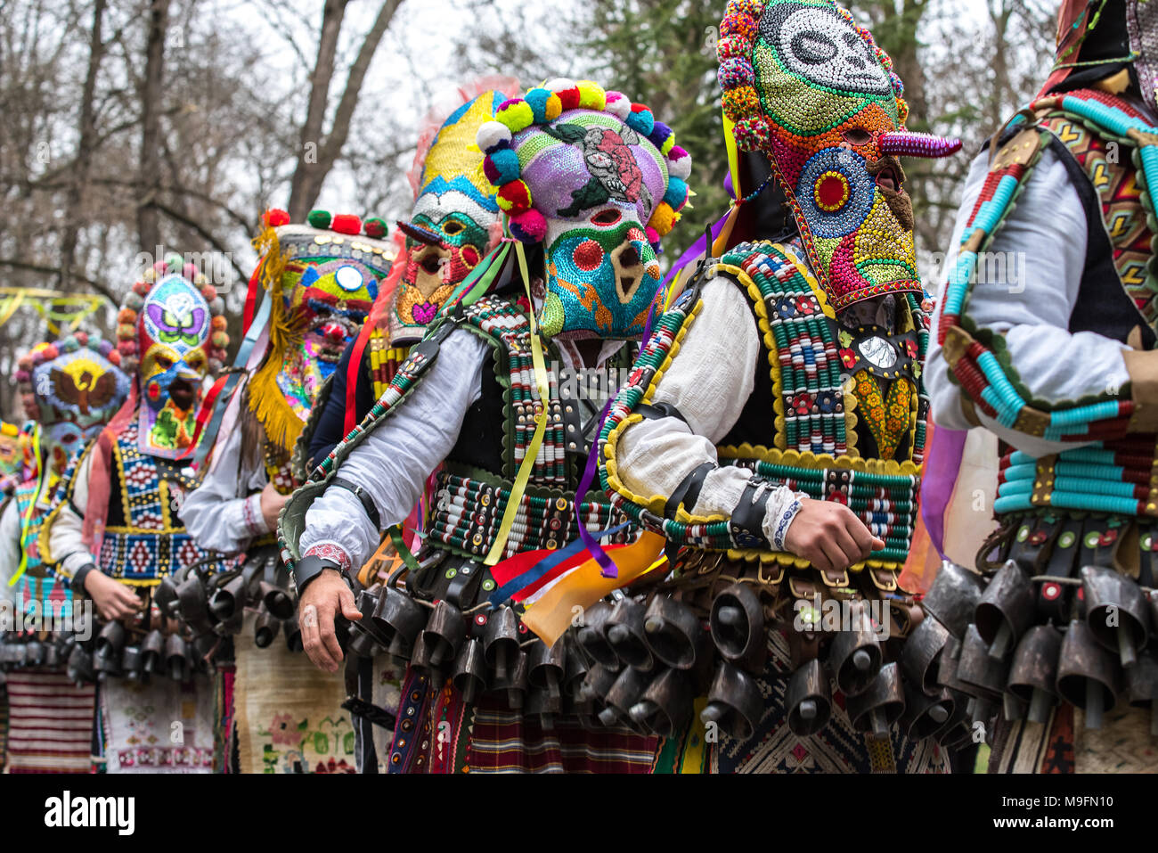 Die Menschen in den traditionellen Karneval kuker Kostüme in Kukeri Festival kukerlandia Pasardschik, Bulgarien Stockfoto